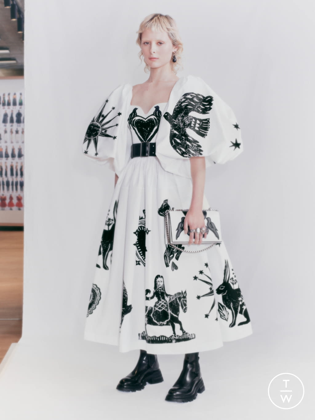 Fashion Week Paris Pre-Fall 2021 look 19 from the Alexander McQueen collection womenswear