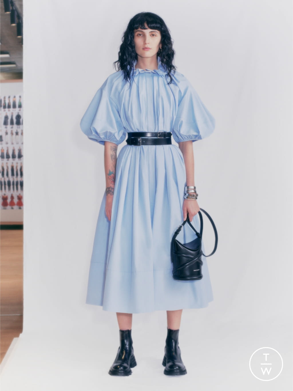 Fashion Week Paris Pre-Fall 2021 look 21 from the Alexander McQueen collection womenswear