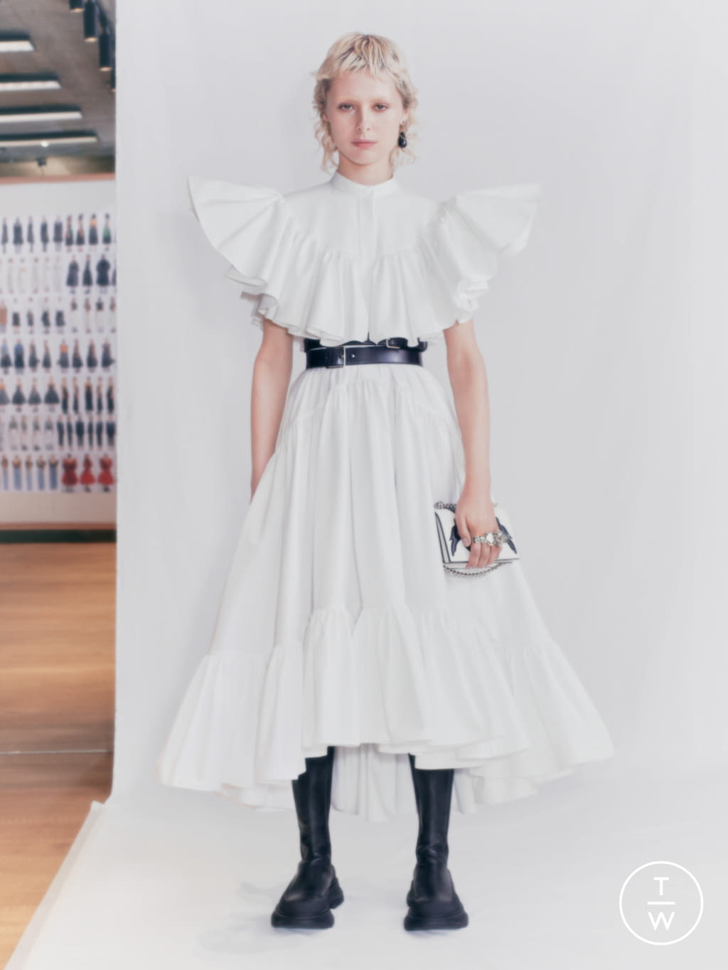 Fashion Week Paris Pre-Fall 2021 look 23 from the Alexander McQueen collection womenswear