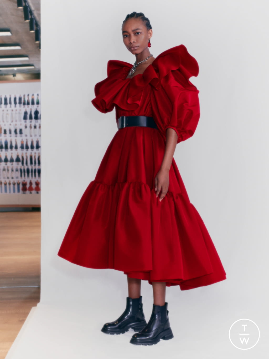 Fashion Week Paris Pre-Fall 2021 look 24 from the Alexander McQueen collection womenswear