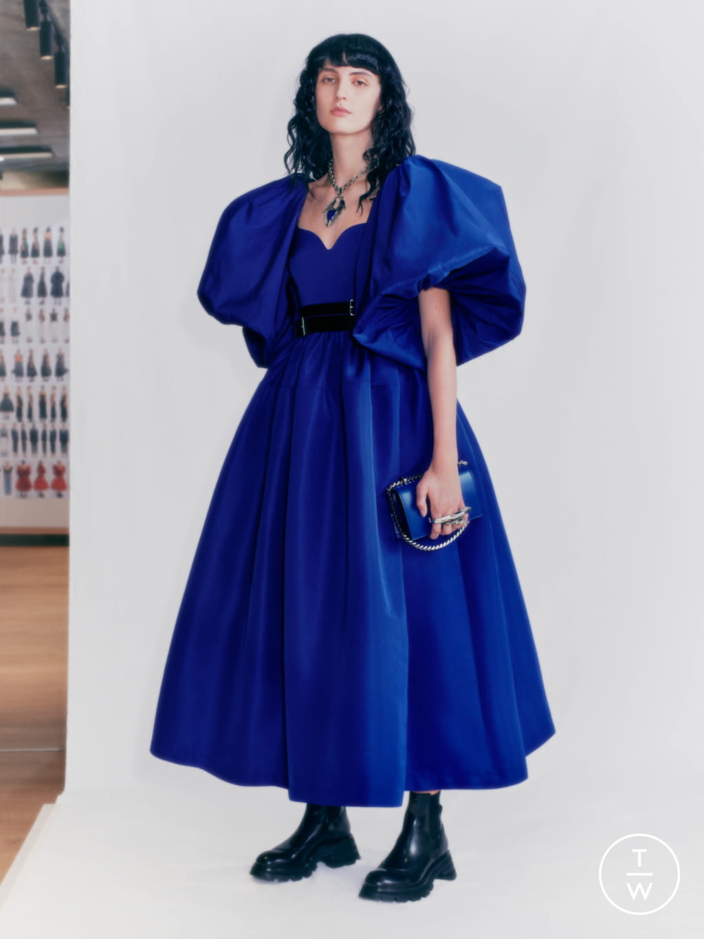 Fashion Week Paris Pre-Fall 2021 look 26 from the Alexander McQueen collection womenswear