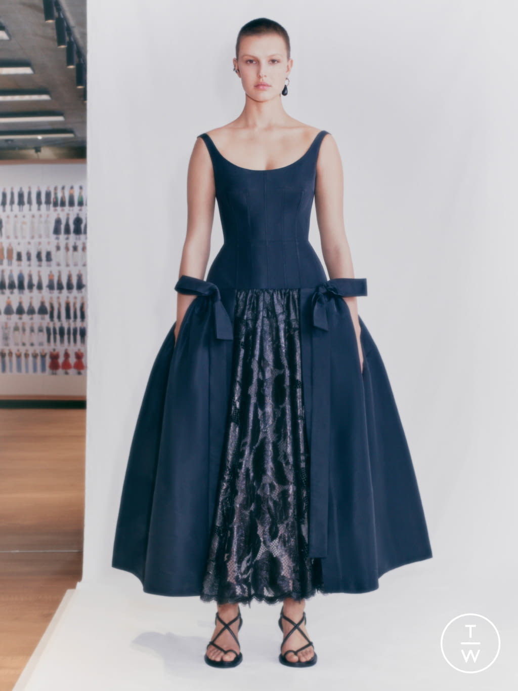 Fashion Week Paris Pre-Fall 2021 look 27 from the Alexander McQueen collection womenswear