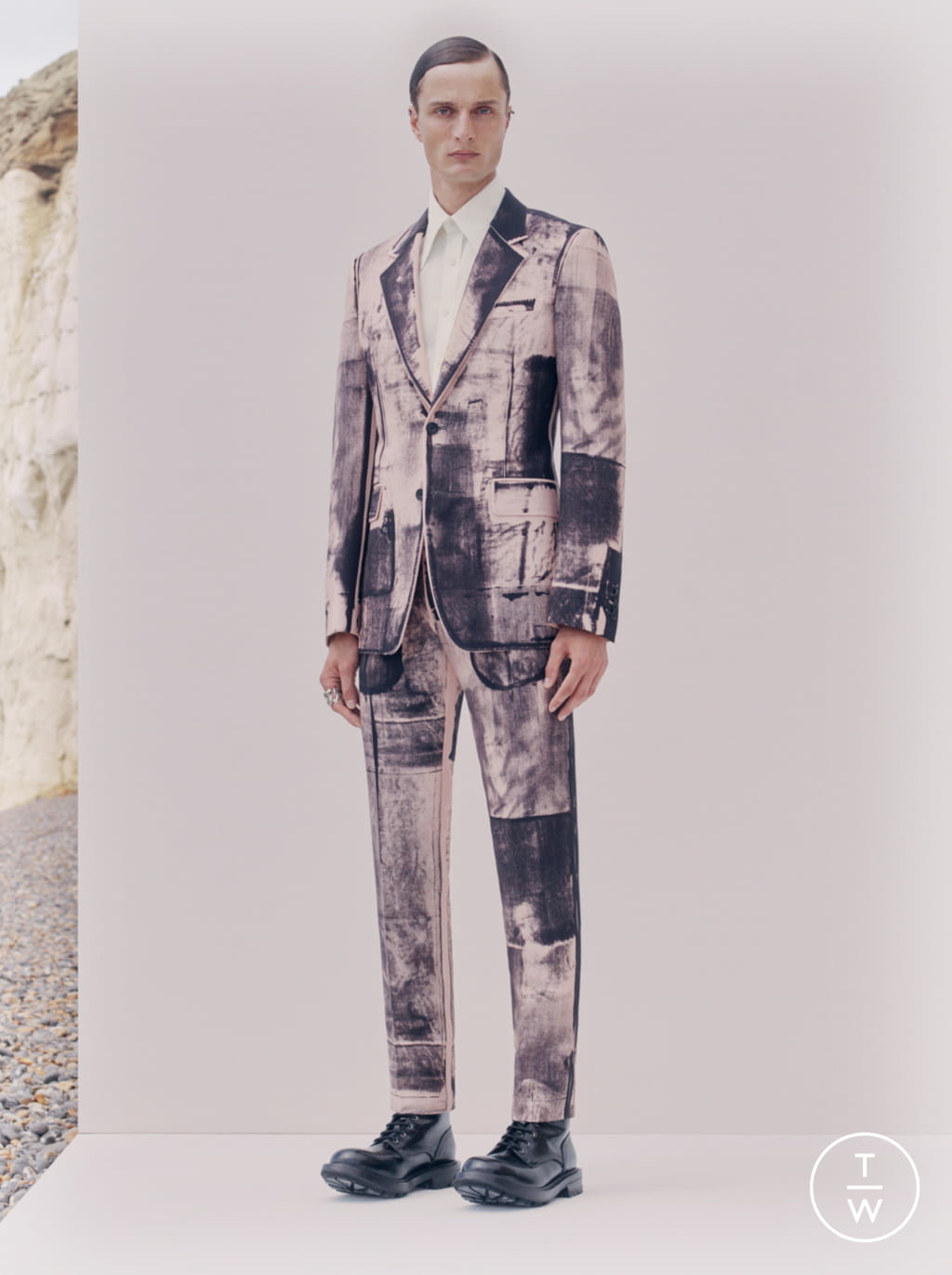 Fashion Week London Spring/Summer 2021 look 4 from the Alexander McQueen collection menswear