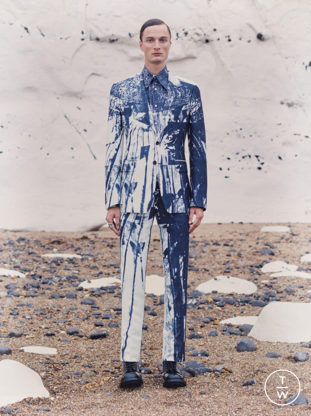 Fashion Week London Spring/Summer 2021 look 19 from the Alexander McQueen collection menswear