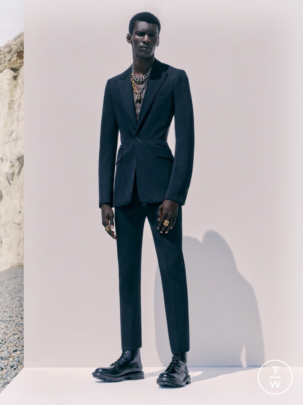 Fashion Week London Spring/Summer 2021 look 22 from the Alexander McQueen collection 男装