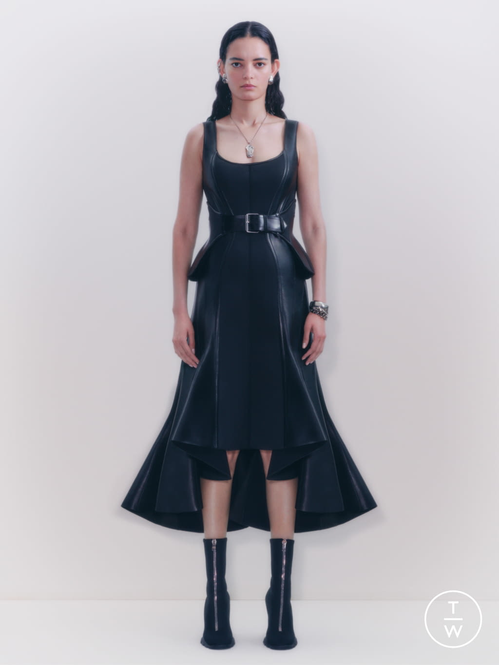Fashion Week London Resort 2022 look 11 from the Alexander McQueen collection 女装