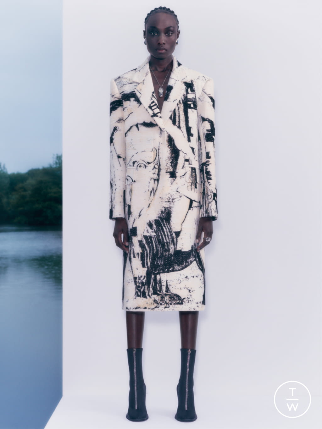 Fashion Week London Resort 2022 look 15 from the Alexander McQueen collection womenswear