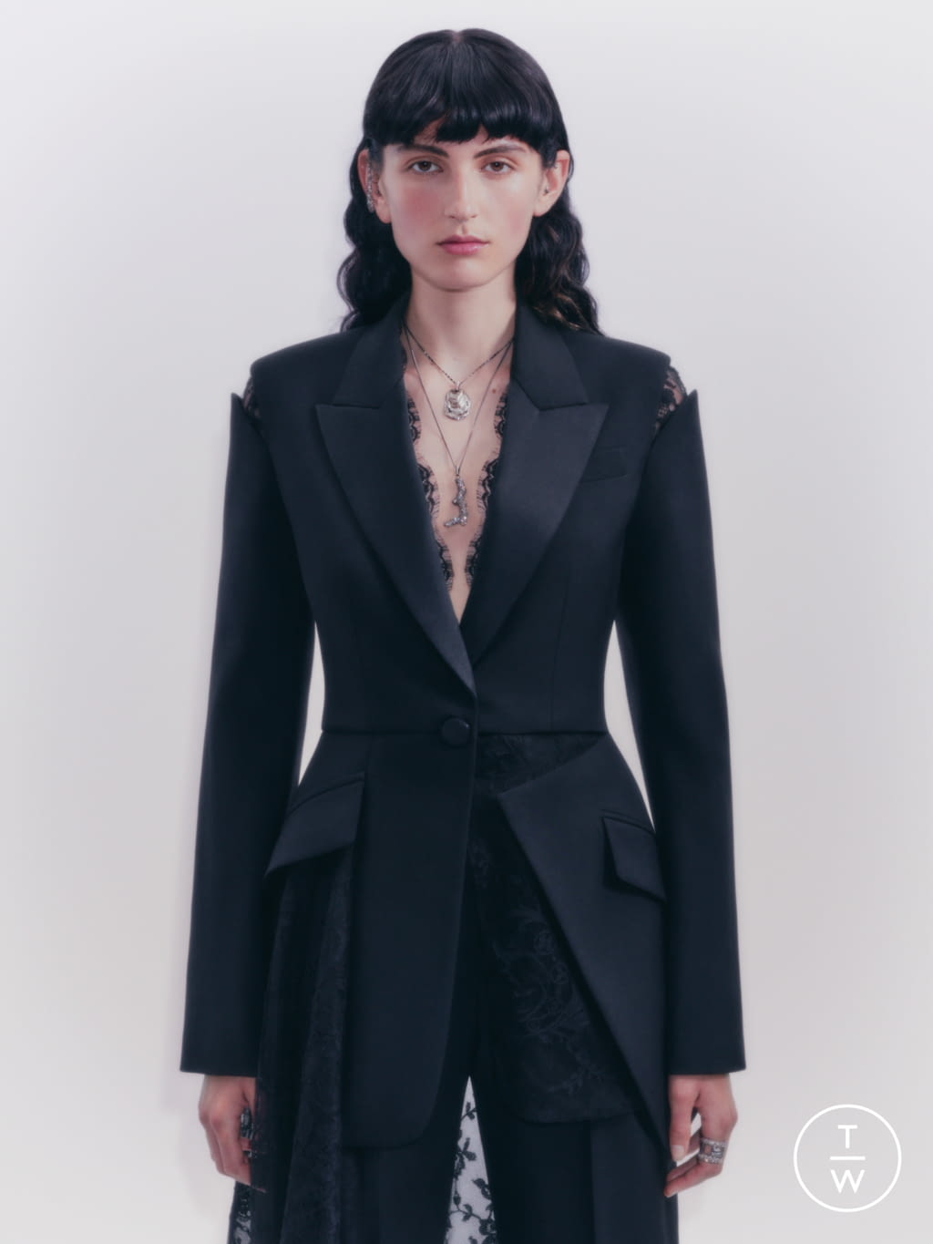 Fashion Week London Resort 2022 look 31 from the Alexander McQueen collection 女装