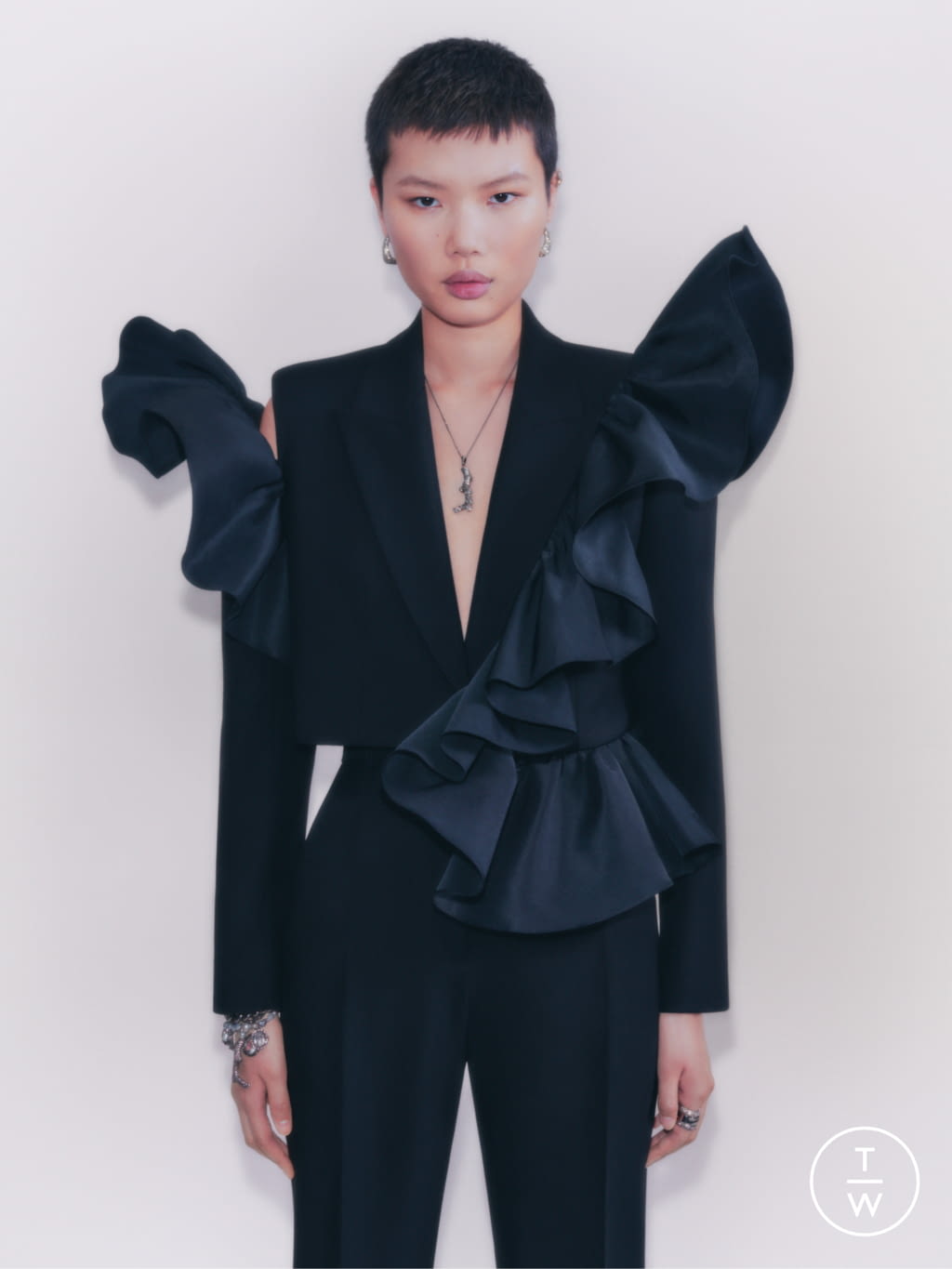 Fashion Week London Resort 2022 look 35 from the Alexander McQueen collection 女装