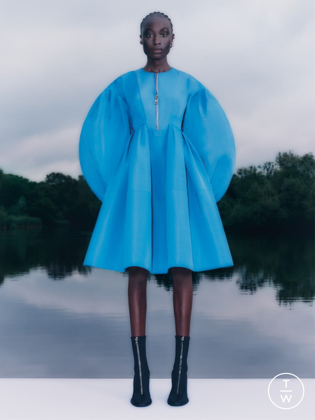 Fashion Week London Resort 2022 look 4 from the Alexander McQueen collection 女装