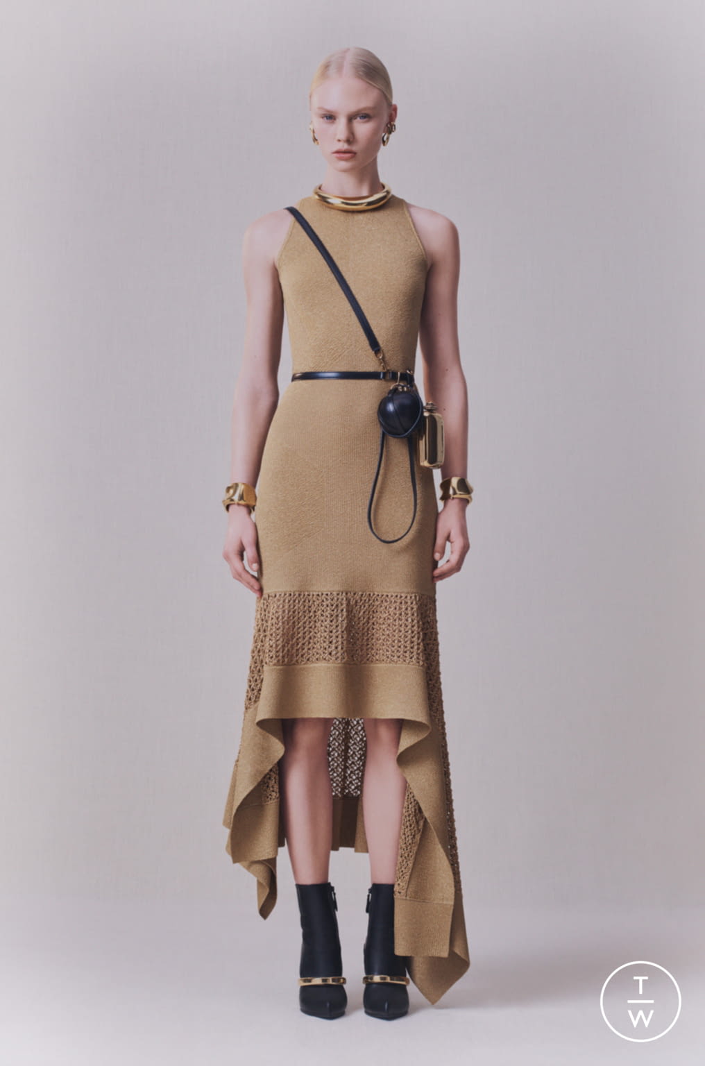 Fashion Week London Pre-Fall 2020 look 10 from the Alexander McQueen collection womenswear