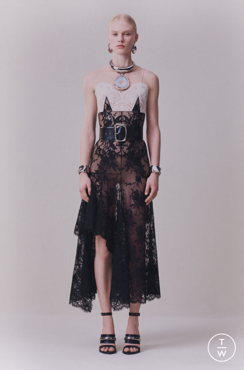 Fashion Week London Pre-Fall 2020 look 22 from the Alexander McQueen collection 女装