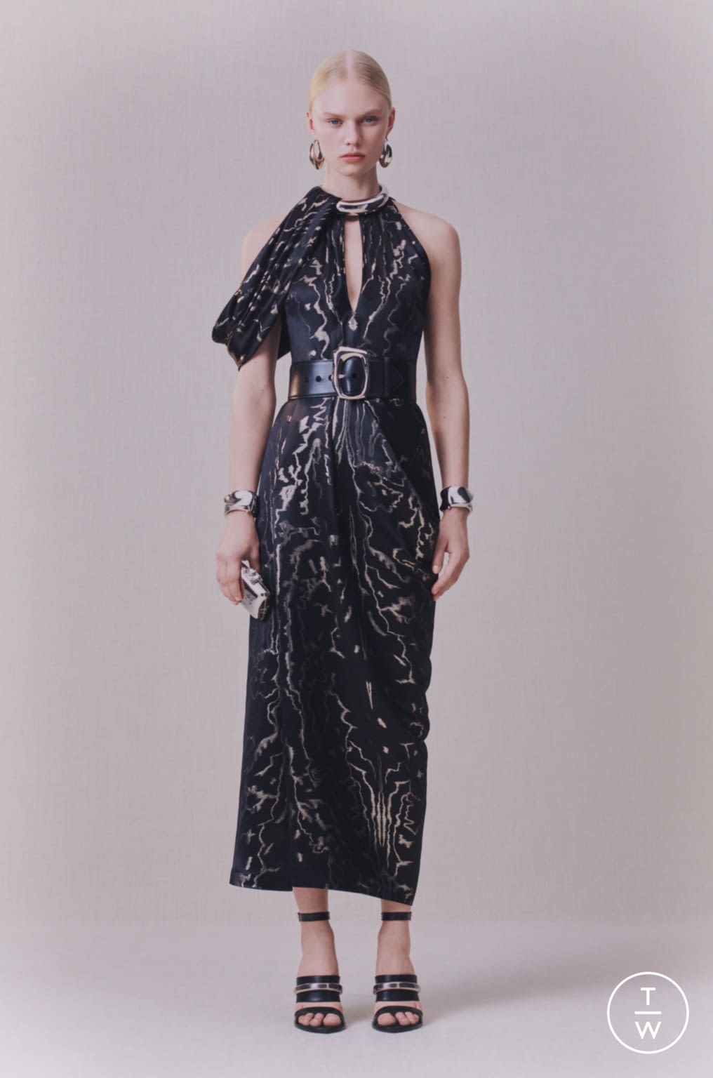Fashion Week London Pre-Fall 2020 look 31 from the Alexander McQueen collection 女装