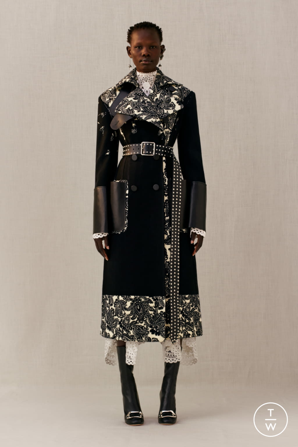 Fashion Week Paris Pre-Fall 2018 look 2 from the Alexander McQueen collection 女装