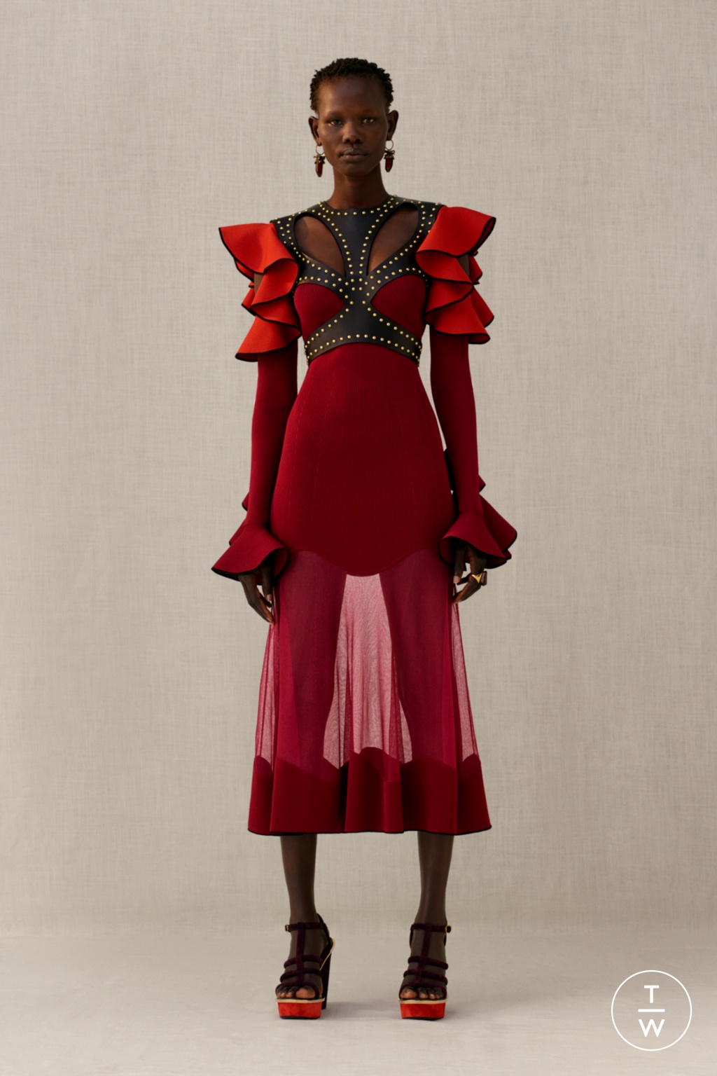 Fashion Week Paris Pre-Fall 2018 look 7 from the Alexander McQueen collection 女装