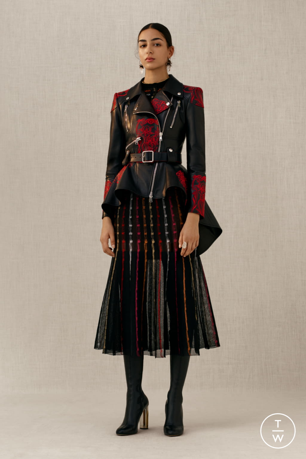 Fashion Week Paris Pre-Fall 2018 look 18 from the Alexander McQueen collection womenswear