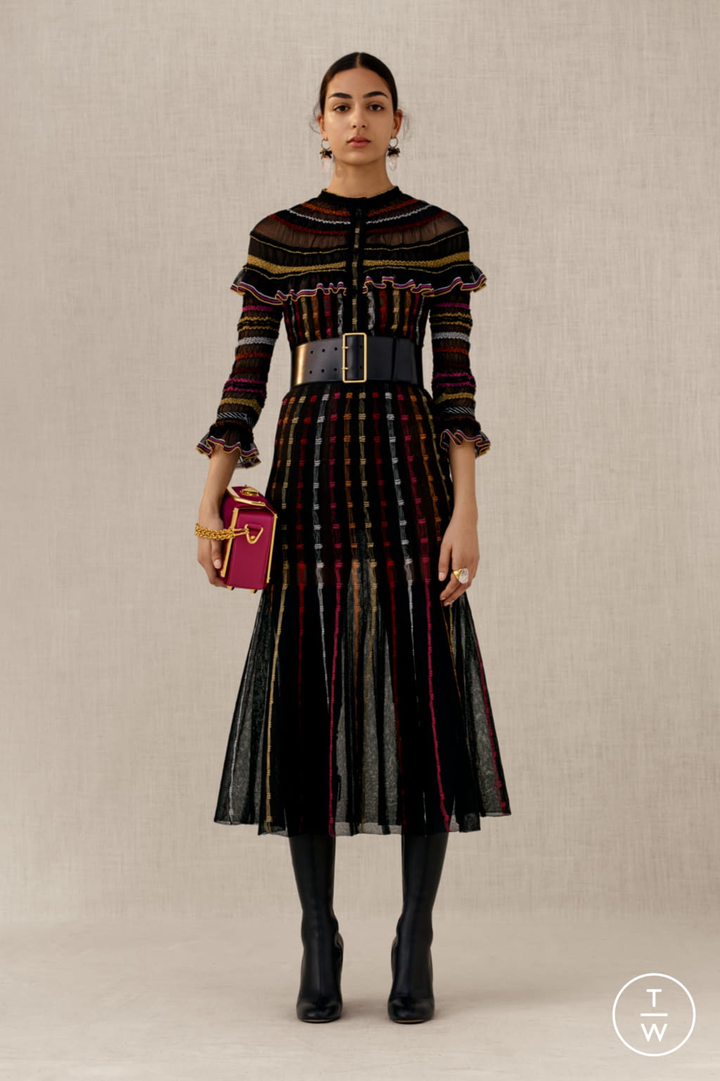 Fashion Week Paris Pre-Fall 2018 look 19 from the Alexander McQueen collection womenswear