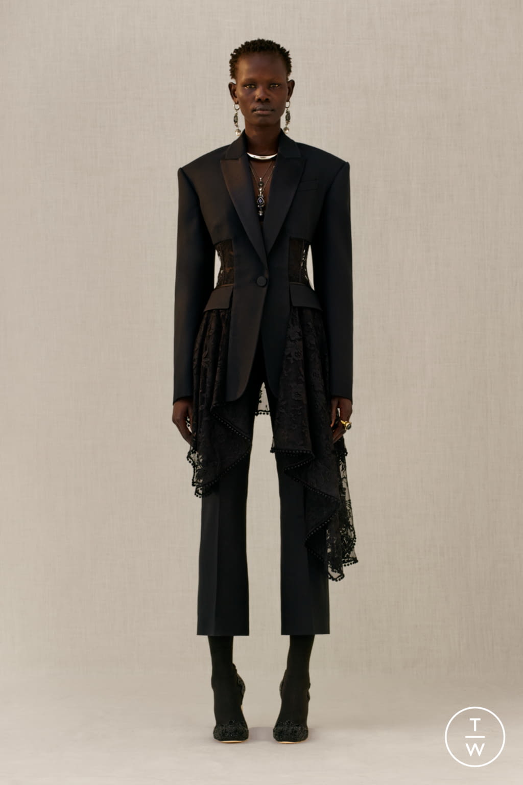 Fashion Week Paris Pre-Fall 2018 look 29 from the Alexander McQueen collection womenswear