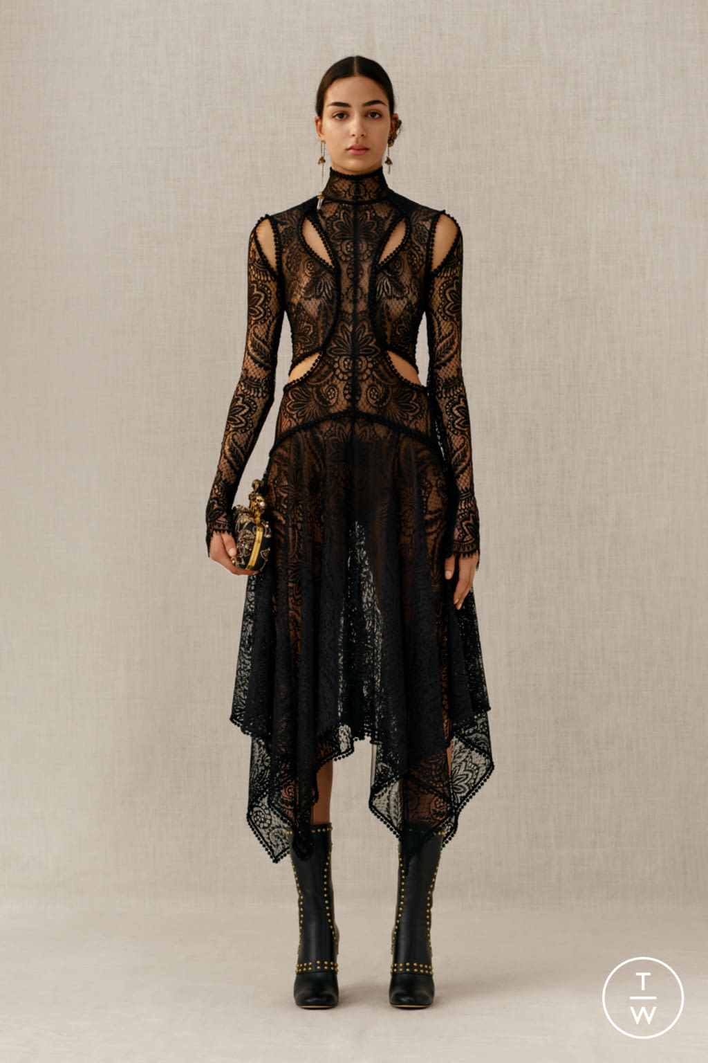 Fashion Week Paris Pre-Fall 2018 look 31 from the Alexander McQueen collection womenswear