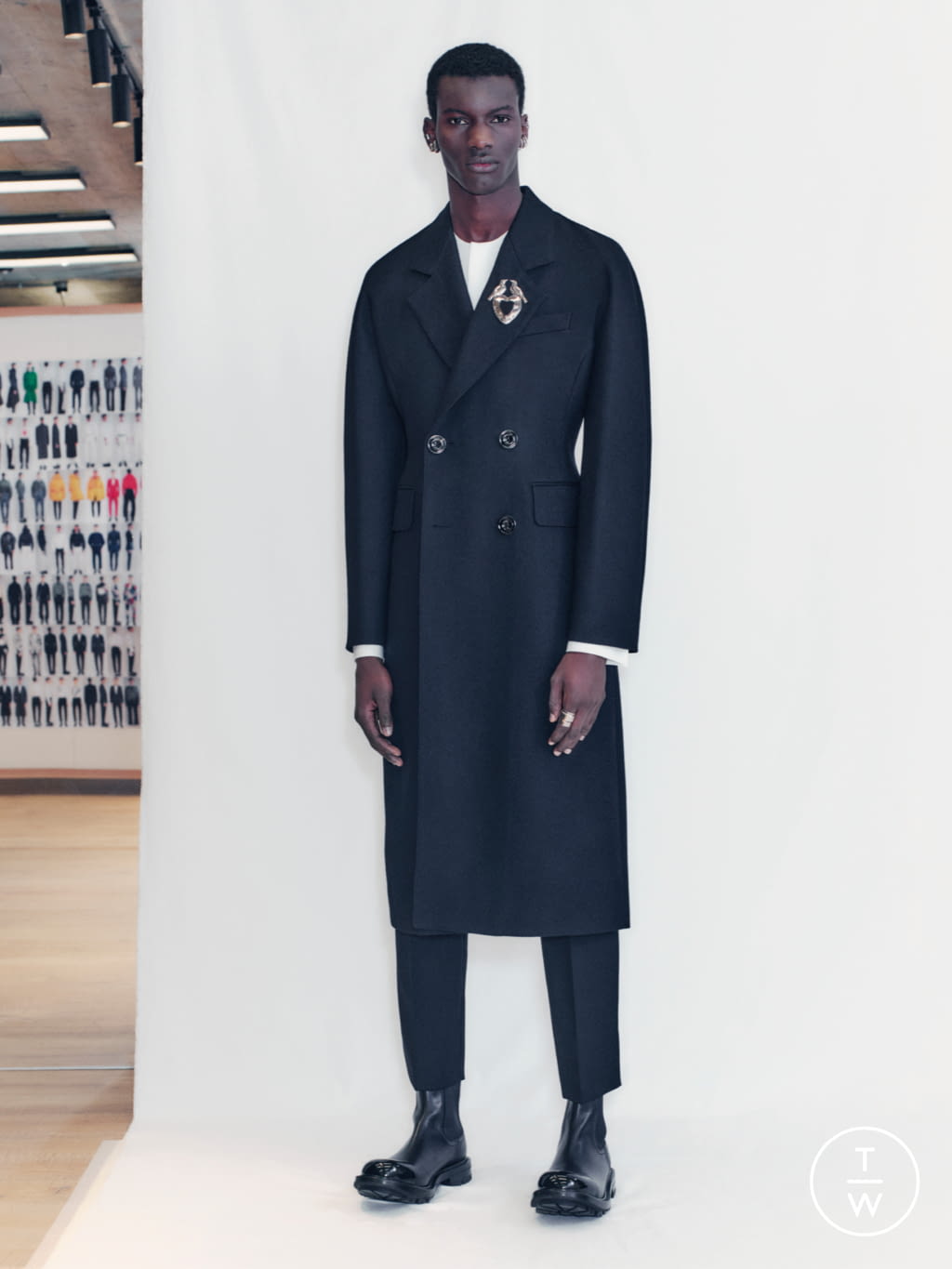 Fashion Week London Fall/Winter 2021 look 2 from the Alexander McQueen collection 男装
