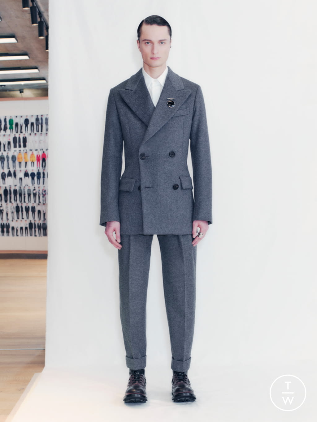 Fashion Week London Fall/Winter 2021 look 33 from the Alexander McQueen collection 男装