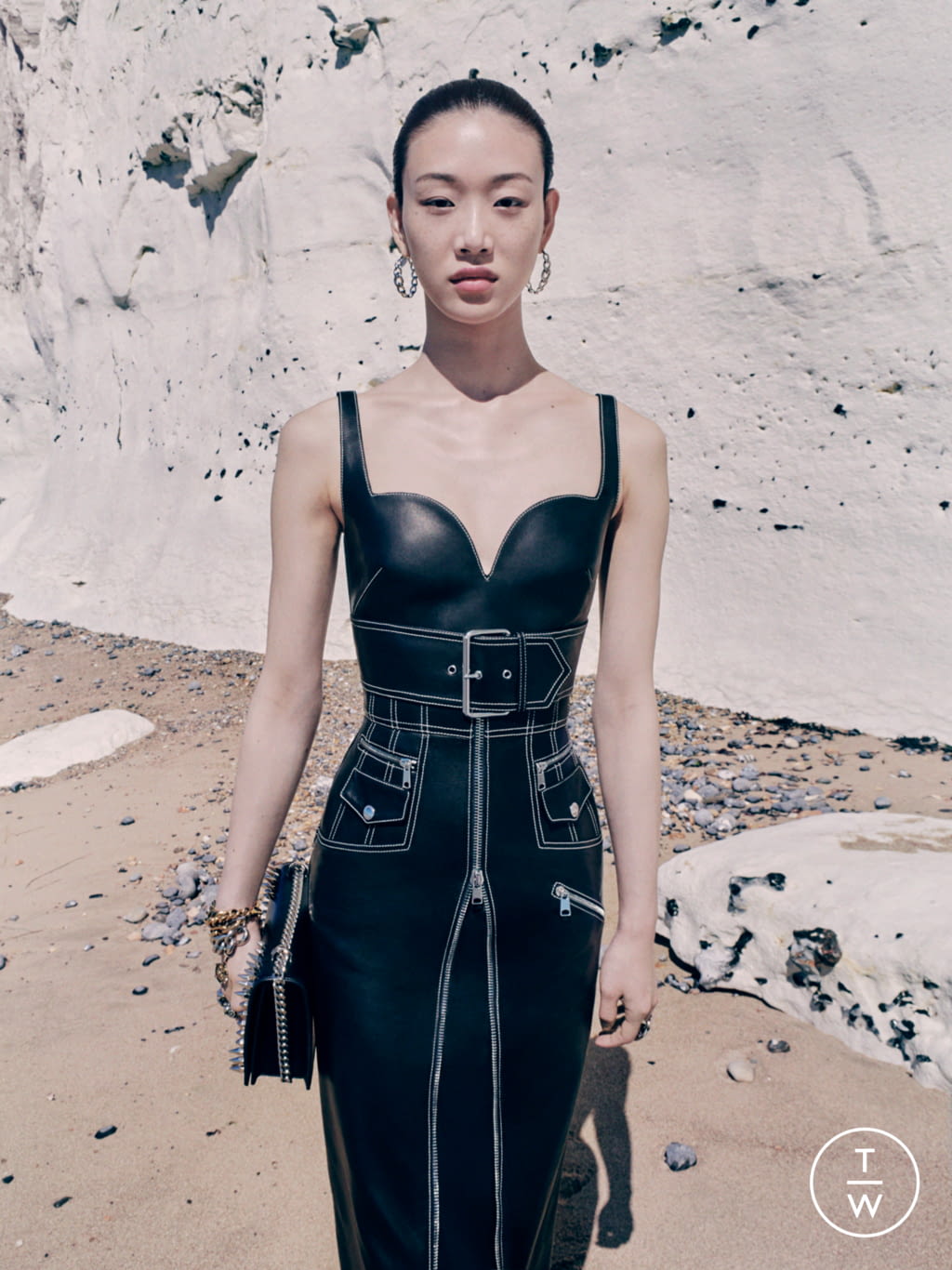 Fashion Week Paris Resort 2021 look 16 from the Alexander McQueen collection 女装