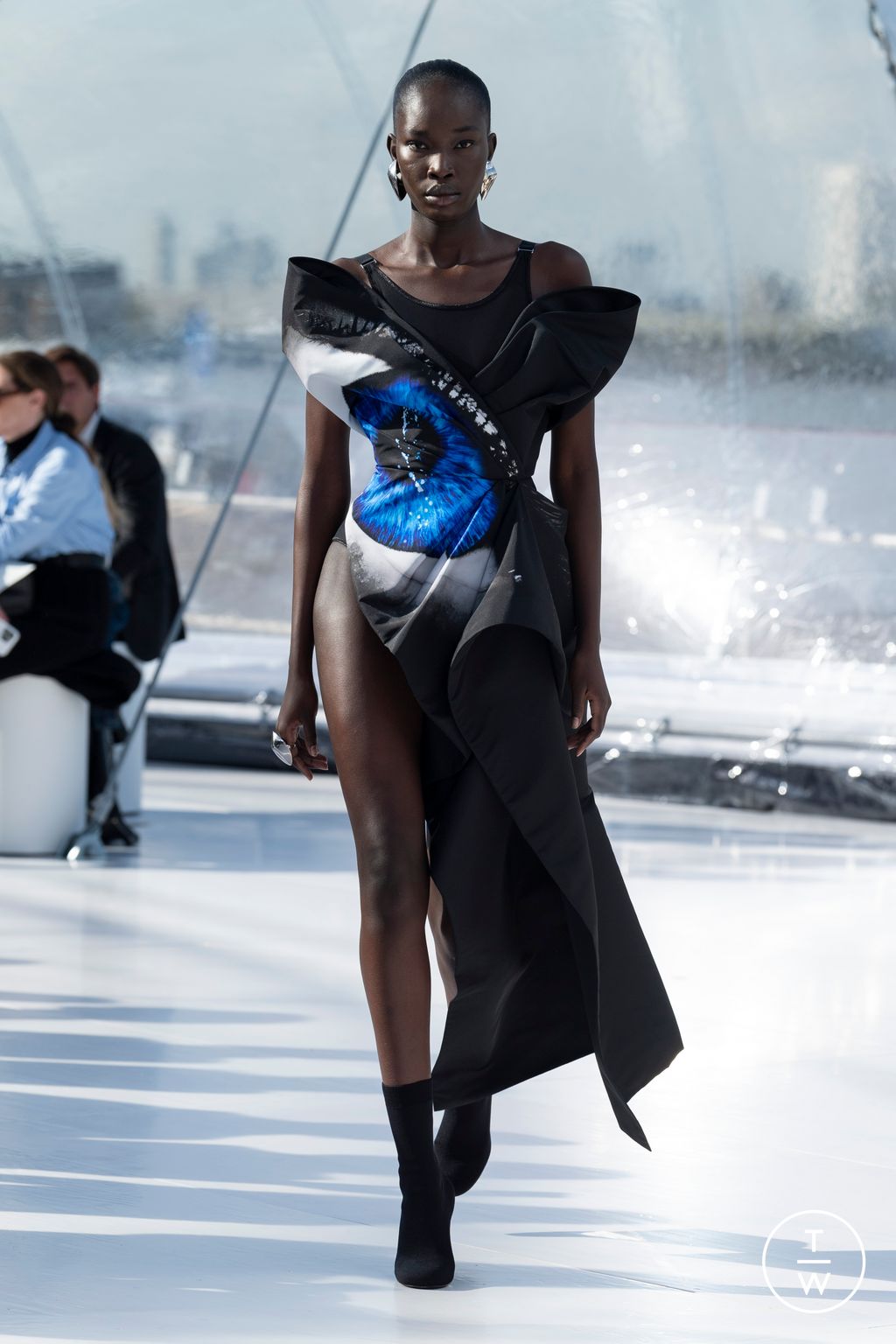 Fashion Week London Spring/Summer 2023 look 1 from the Alexander McQueen collection 女装