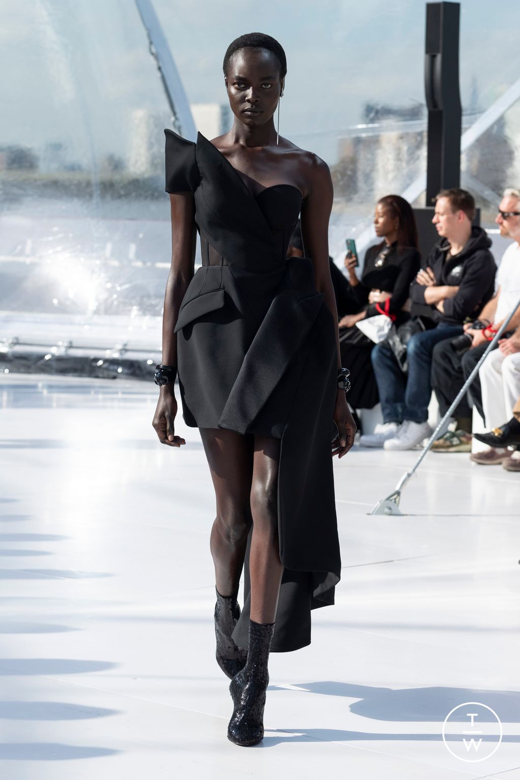 Fashion Week London Spring/Summer 2023 look 8 from the Alexander McQueen collection 女装