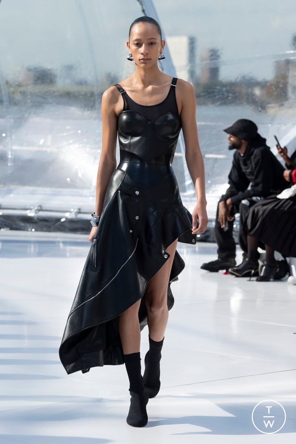 Fashion Week London Spring/Summer 2023 look 25 from the Alexander McQueen collection 女装