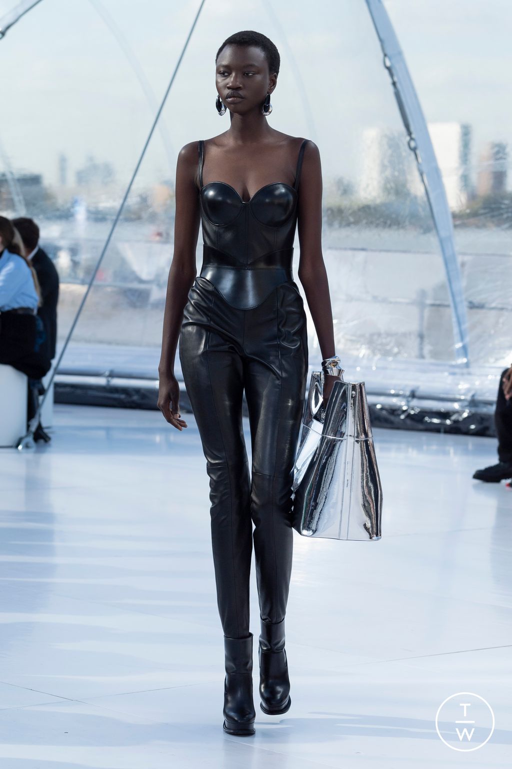 Fashion Week London Spring/Summer 2023 look 27 from the Alexander McQueen collection 女装