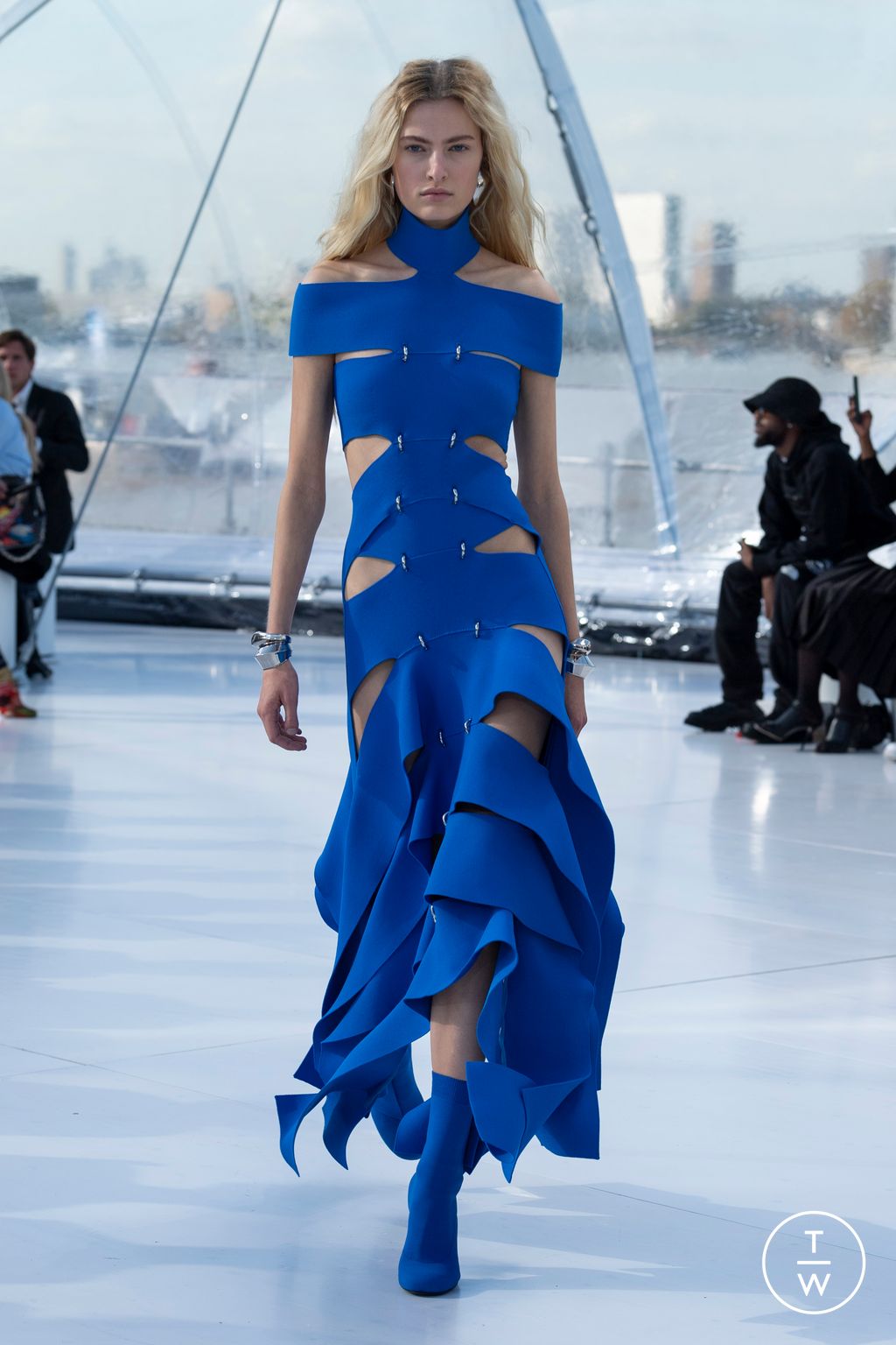 Fashion Week London Spring/Summer 2023 look 28 from the Alexander McQueen collection womenswear