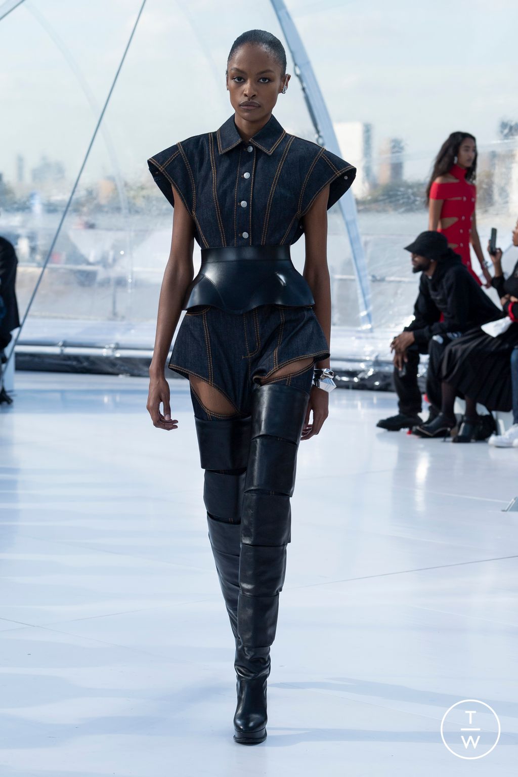 Fashion Week London Spring/Summer 2023 look 30 from the Alexander McQueen collection womenswear