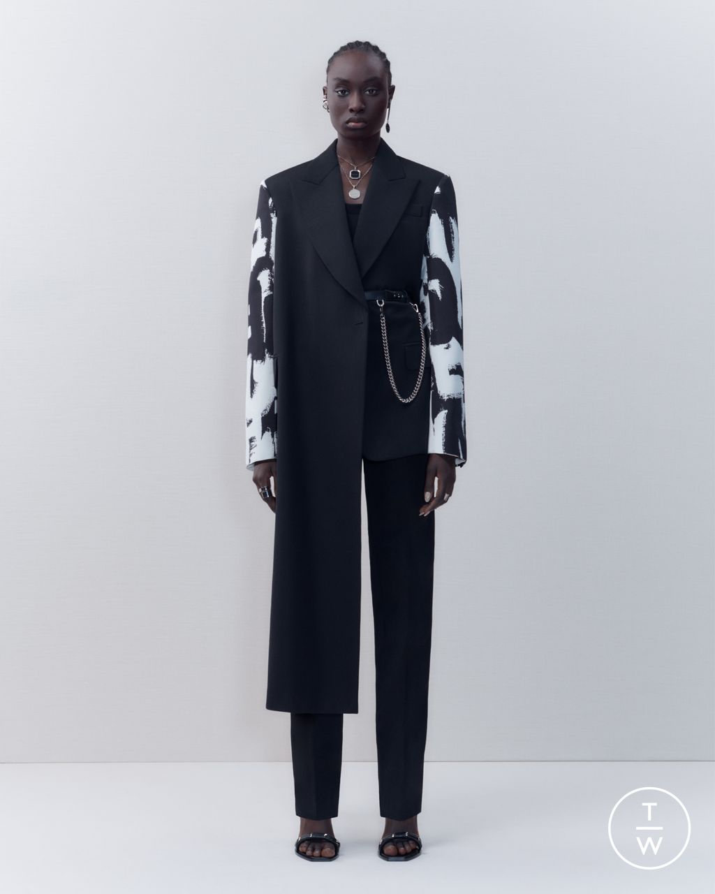 Fashion Week Paris Pre-Fall 2022 look 6 from the Alexander McQueen collection womenswear