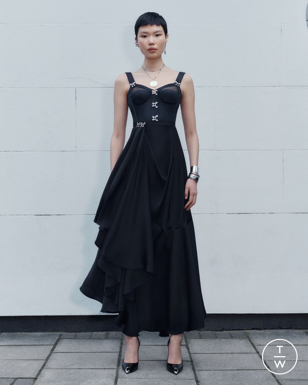 Fashion Week Paris Pre-Fall 2022 look 10 from the Alexander McQueen collection 女装