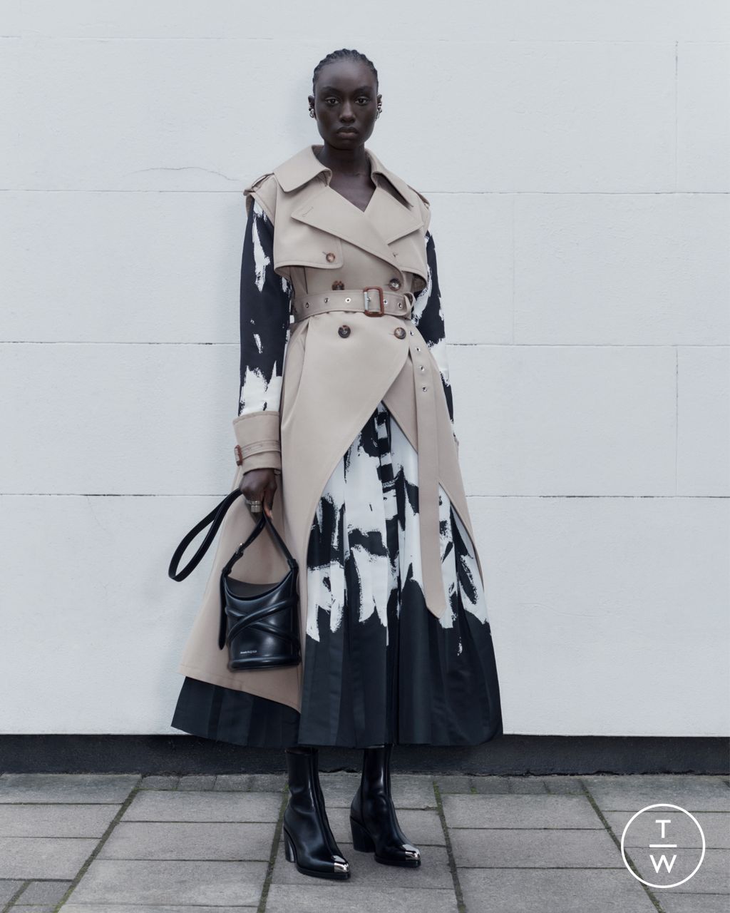 Fashion Week Paris Pre-Fall 2022 look 14 from the Alexander McQueen collection womenswear