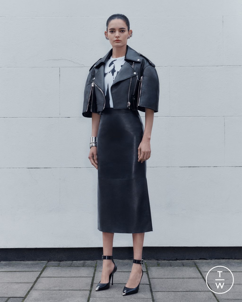 Fashion Week Paris Pre-Fall 2022 look 15 from the Alexander McQueen collection womenswear