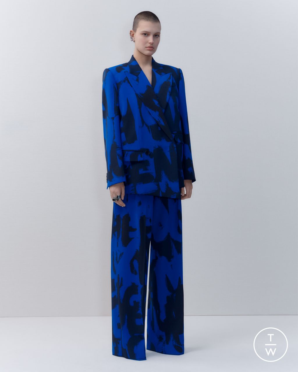Fashion Week Paris Pre-Fall 2022 look 19 from the Alexander McQueen collection womenswear