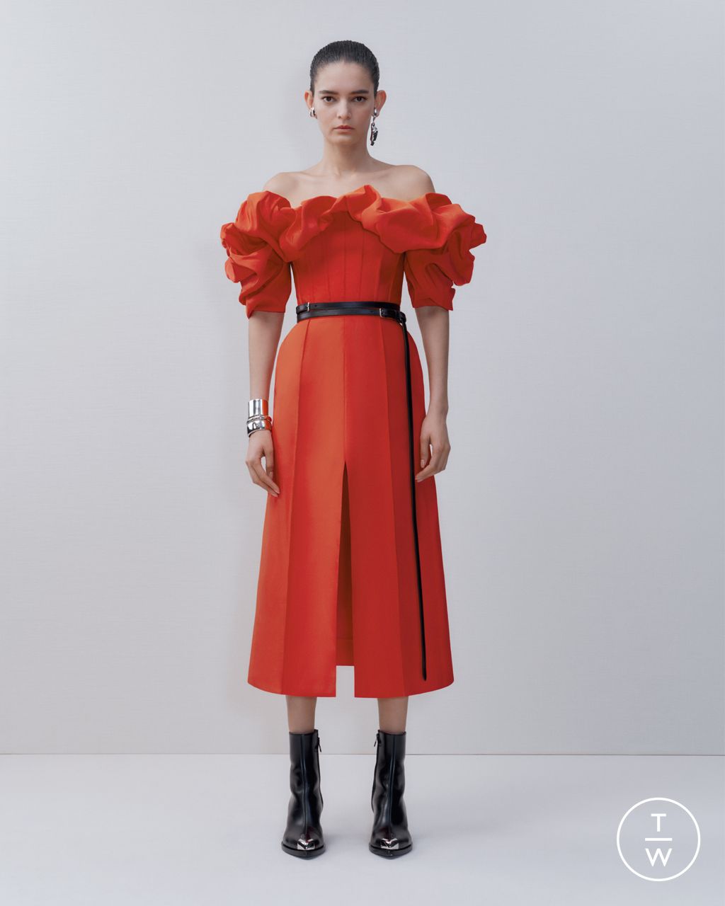 Fashion Week Paris Pre-Fall 2022 look 25 from the Alexander McQueen collection womenswear