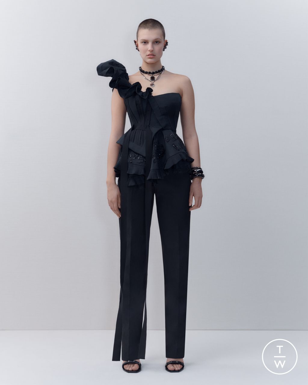 Fashion Week Paris Pre-Fall 2022 look 33 from the Alexander McQueen collection 女装