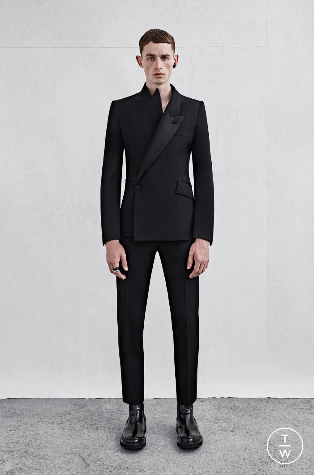 Fashion Week London Spring/Summer 2023 look 1 from the Alexander McQueen collection 男装