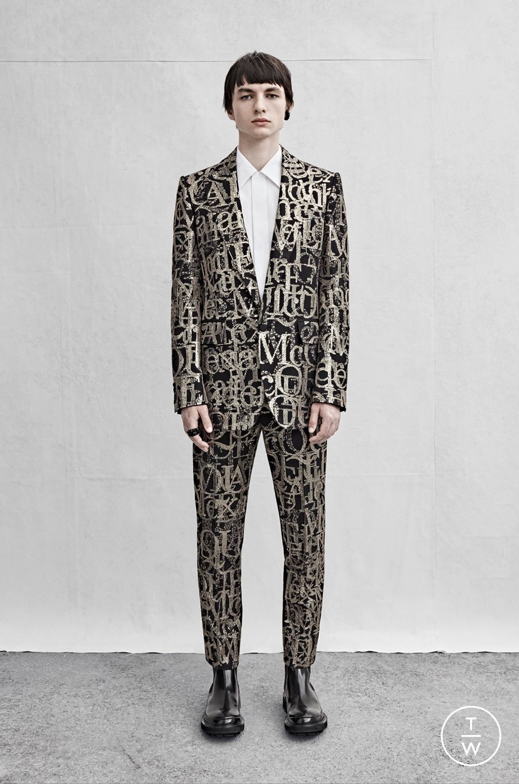 Fashion Week London Spring/Summer 2023 look 17 from the Alexander McQueen collection menswear