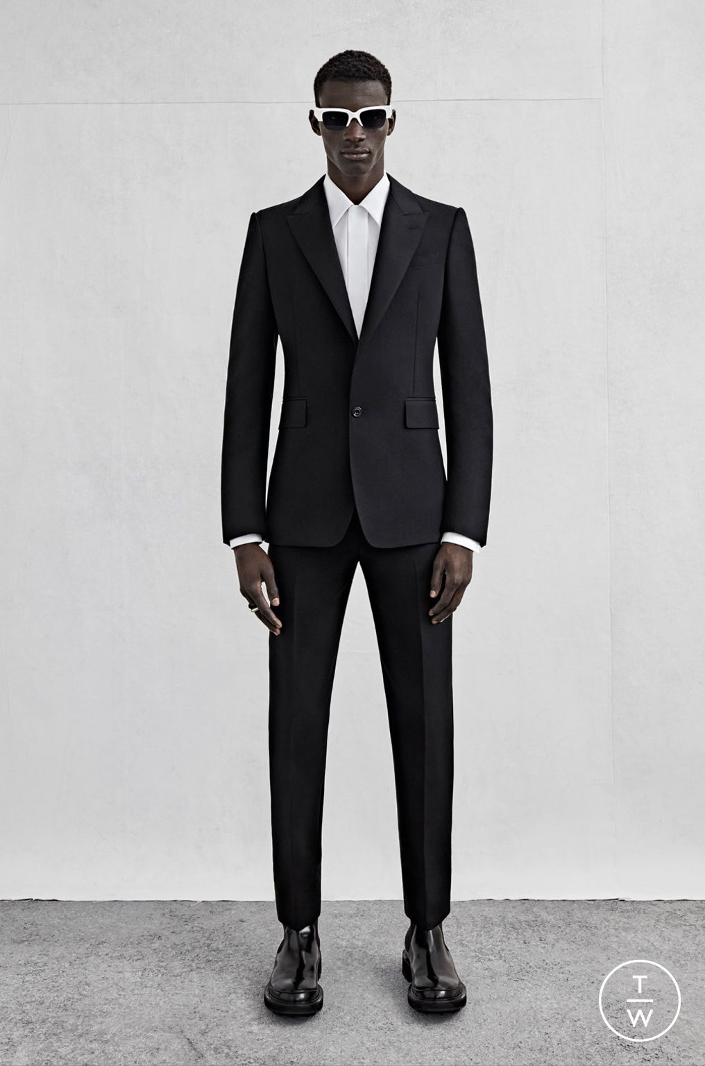 Fashion Week London Spring/Summer 2023 look 2 from the Alexander McQueen collection menswear