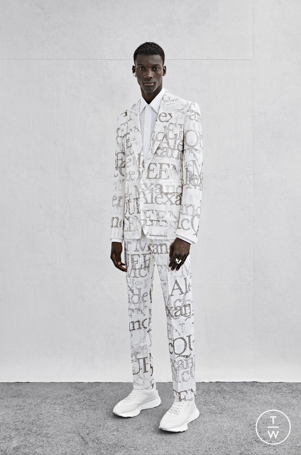 Fashion Week London Spring/Summer 2023 look 21 from the Alexander McQueen collection menswear