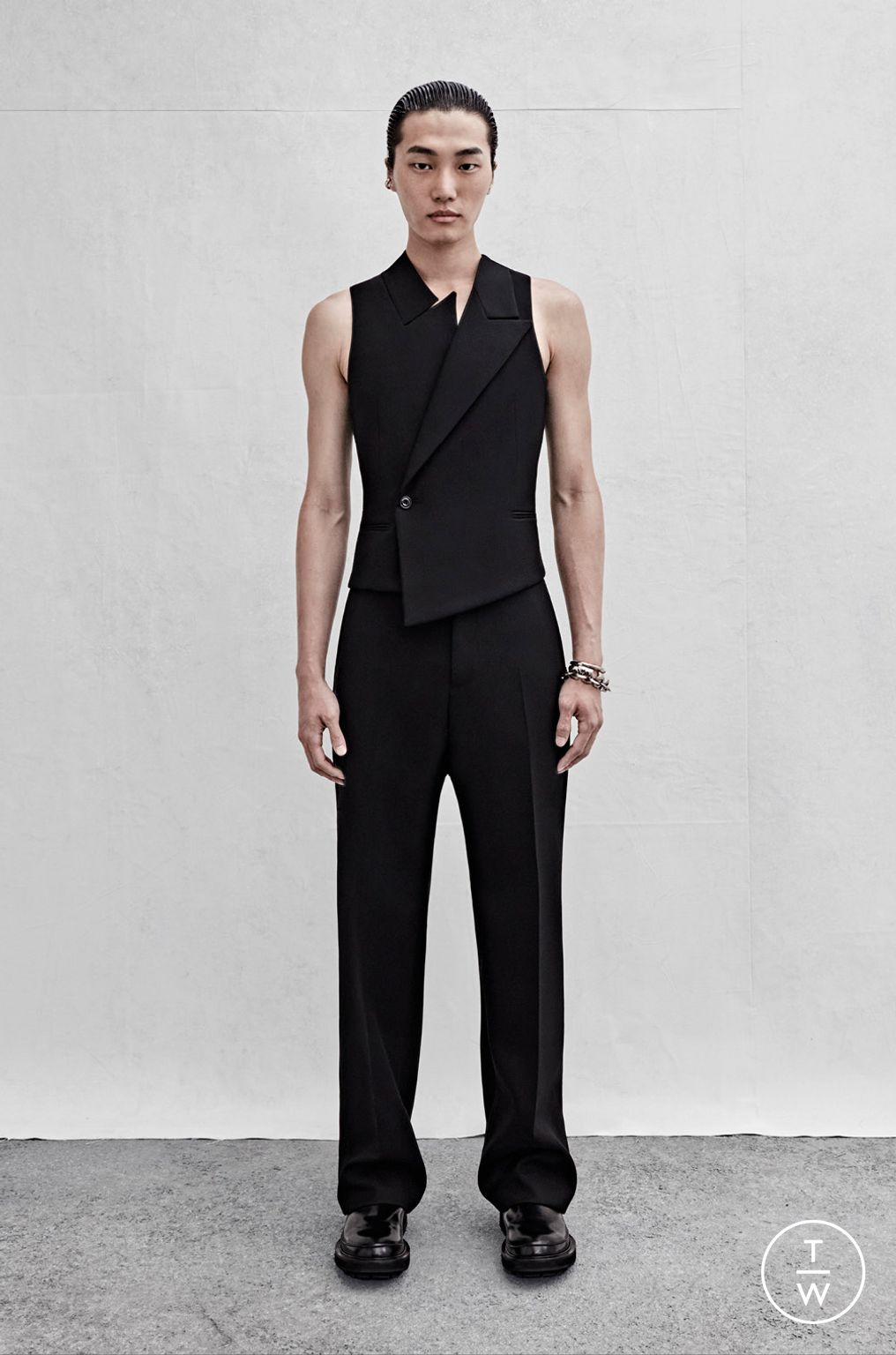 Fashion Week London Spring/Summer 2023 look 23 from the Alexander McQueen collection menswear