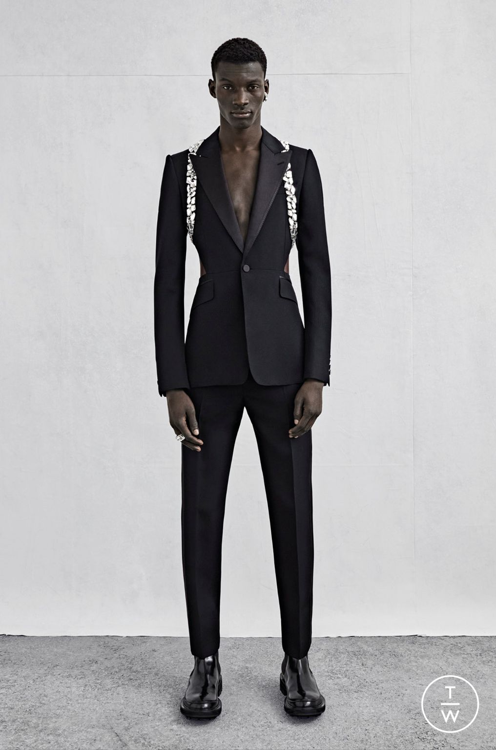 Fashion Week London Spring/Summer 2023 look 24 from the Alexander McQueen collection menswear