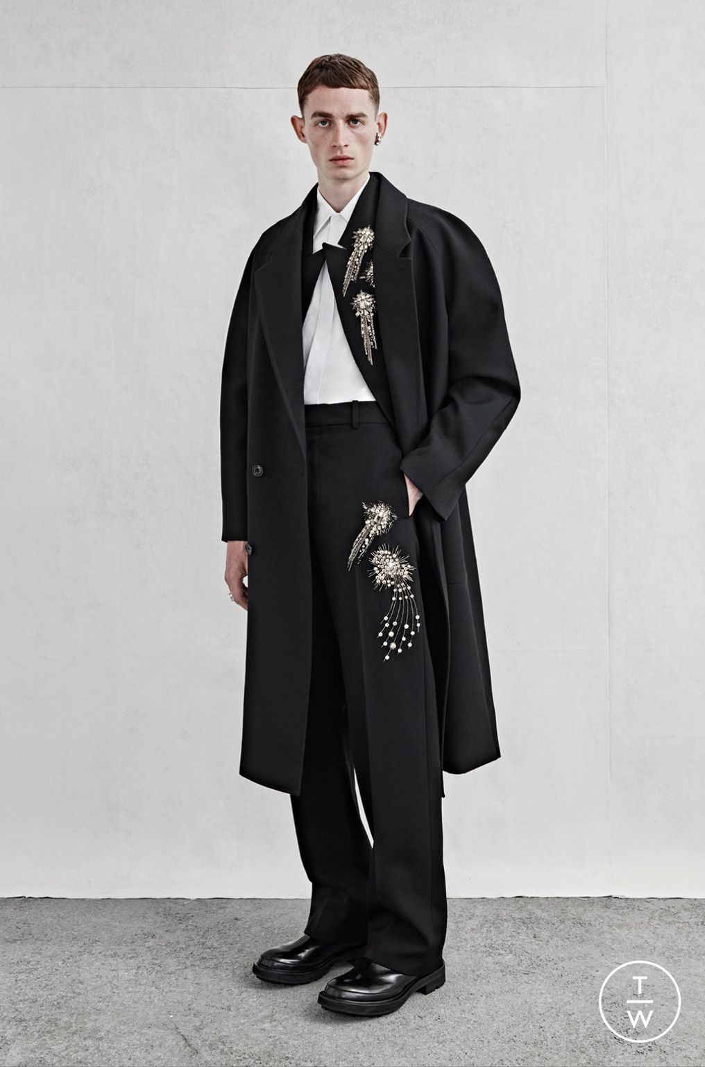 Fashion Week London Spring/Summer 2023 look 26 from the Alexander McQueen collection 男装