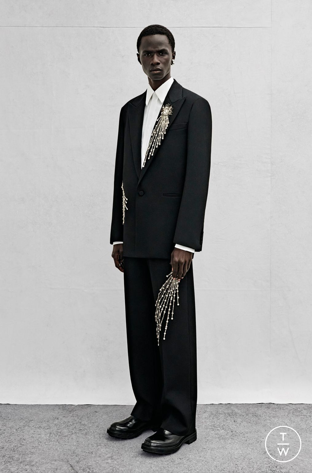 Fashion Week London Spring/Summer 2023 look 28 from the Alexander McQueen collection menswear