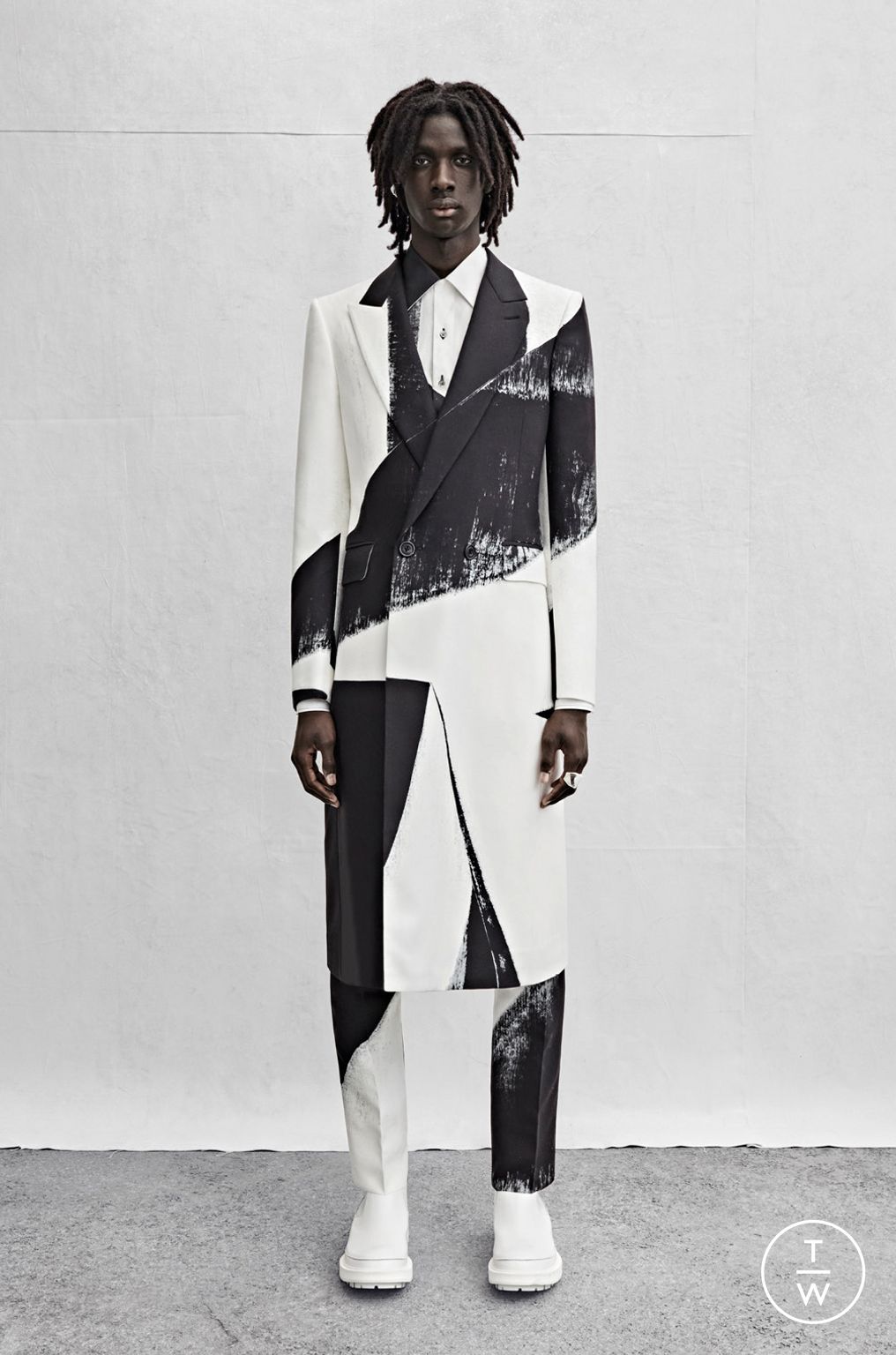 Fashion Week London Spring/Summer 2023 look 3 from the Alexander McQueen collection 男装