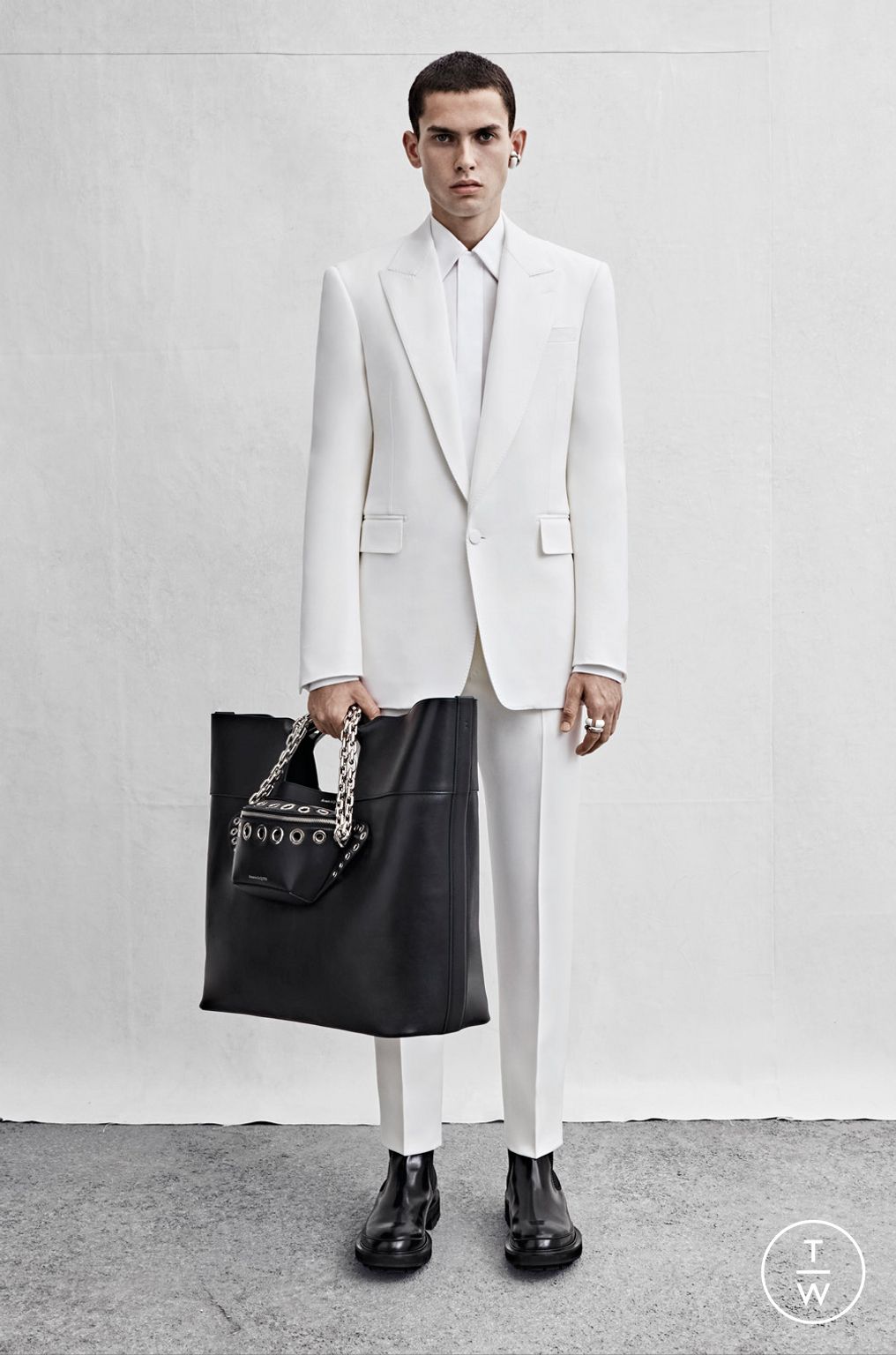 Fashion Week London Spring/Summer 2023 look 4 from the Alexander McQueen collection menswear