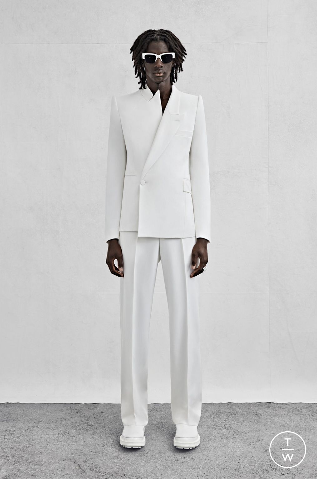 Fashion Week London Spring/Summer 2023 look 6 from the Alexander McQueen collection menswear